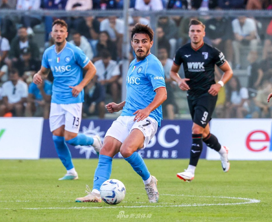 紧密关注 紧密关注